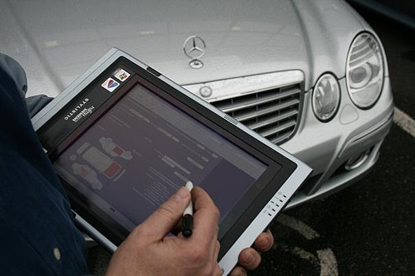 Per Laptop werden die Daten am Fahrzeug eingegeben. Foto: AlphaOnline/auto-reporter.net